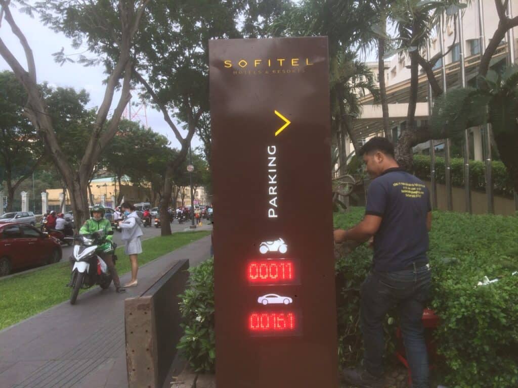 Máy giữ xe thông minh khách sạn Sofitel Q.1 7 Bảng Led thể hiện số xe trong bãi