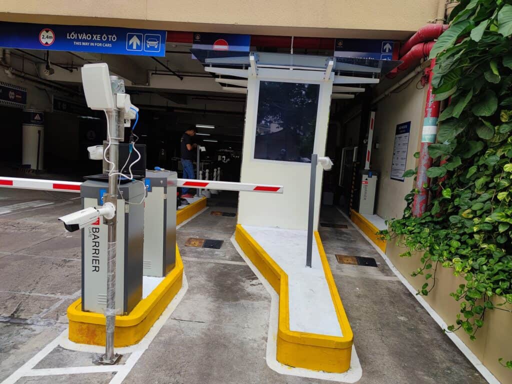 Máy giữ xe thông minh khách sạn Sofitel Q.1 6 Làn xe máy dùng quẹt thẻ