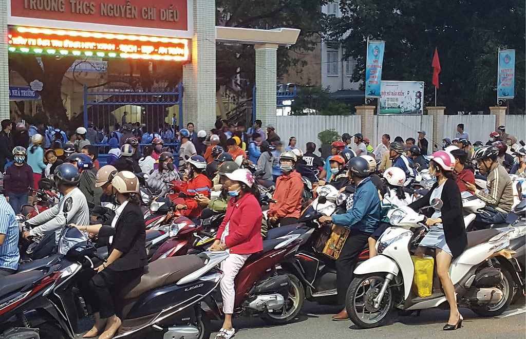 Cổng trường ùn tắc, mất an toàn giao thông Cổng trường ùn tắc, mất an toàn giao thông