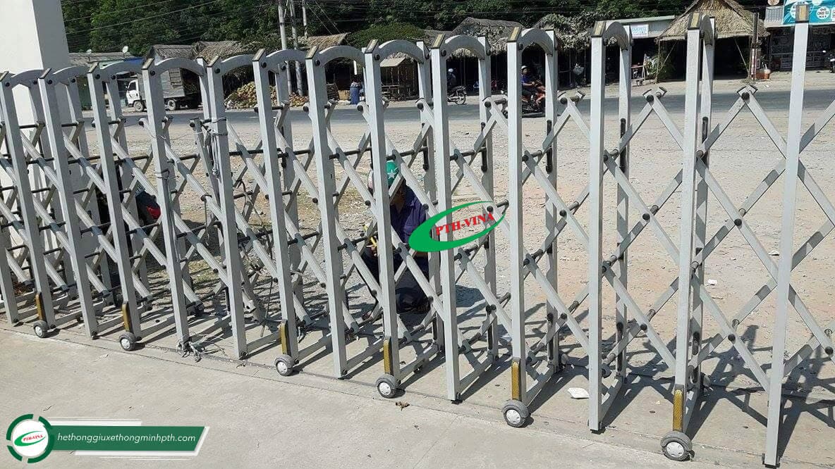 Cổng xếp sắt được làm từ thép, thường được mạ kẽm hoặc sơn tĩnh điện Cổng xếp sắt được làm từ thép, thường được mạ kẽm hoặc sơn tĩnh điện