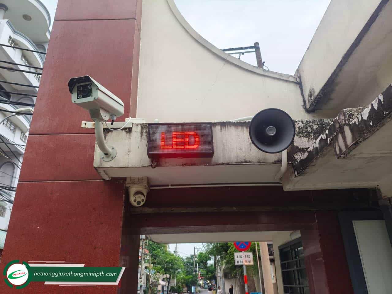 Công trình lắp đặt hệ thống nhận diện biển số tự động kết hợp thẻ từ Công trình lắp đặt hệ thống nhận diện biển số tự động kết hợp thẻ từ