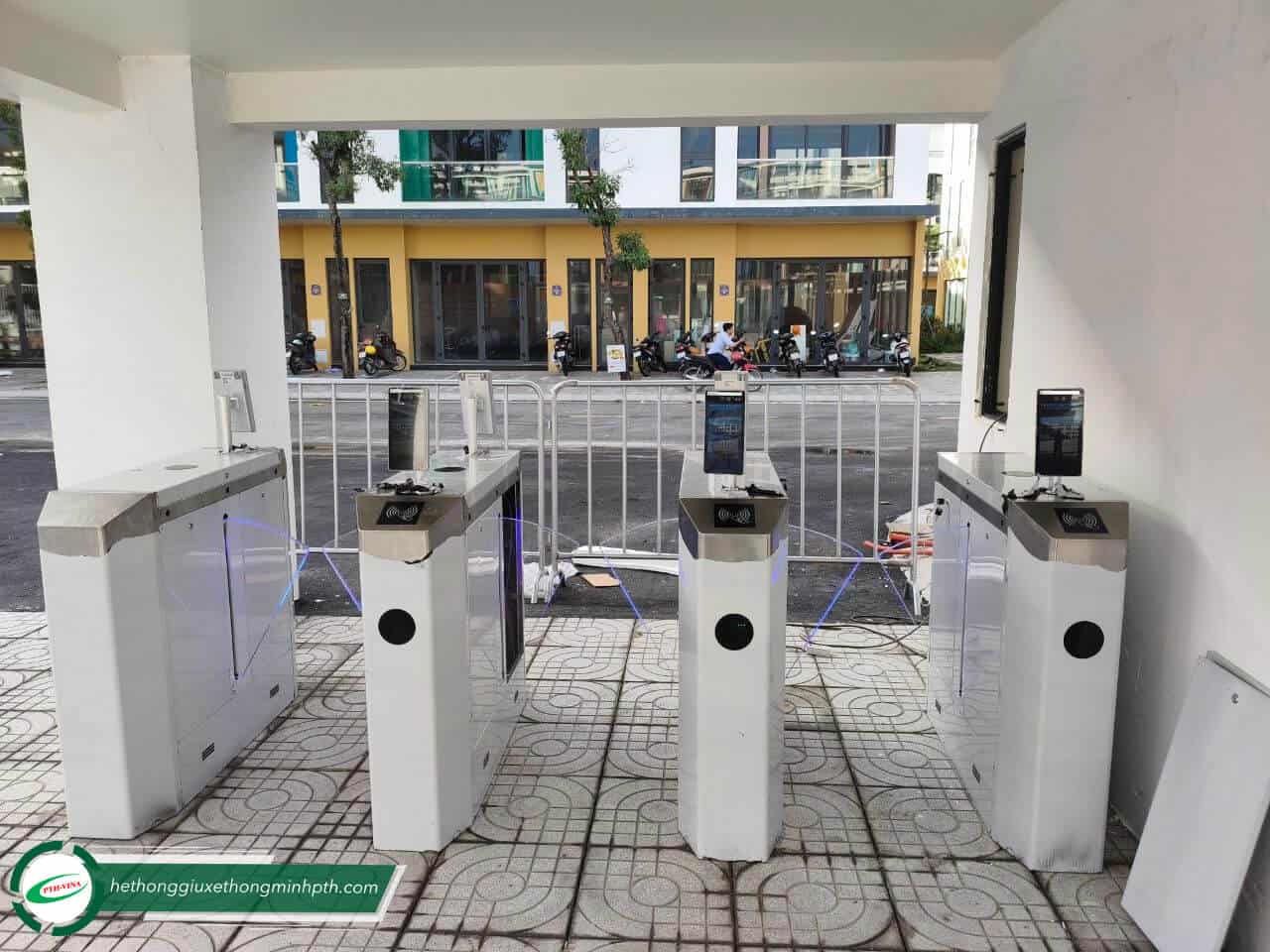 Lắp đặt Flap Barrier kết hợp máy nhận diện khuôn mặt Face ID tại Phú Quốc Lắp đặt Flap Barrier kết hợp máy nhận diện khuôn mặt Face ID tại Phú Quốc